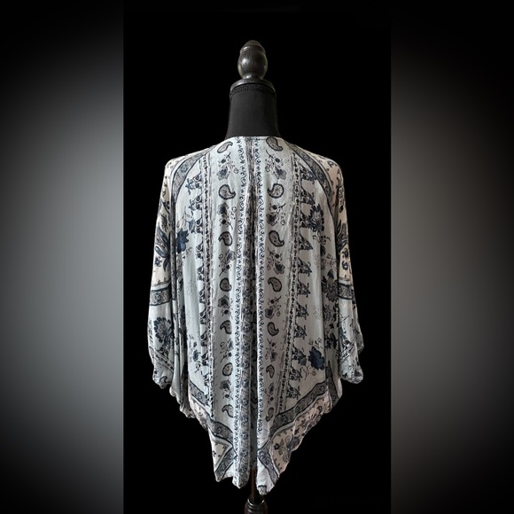 Kimchi Blue: 100% Rayon Blue Floral Mix Pattern Cardigan - Picture 6 of 17